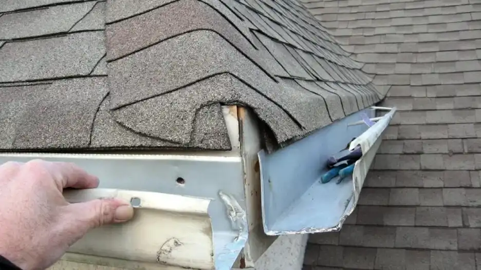How to Tell if Gutter Is Leaking