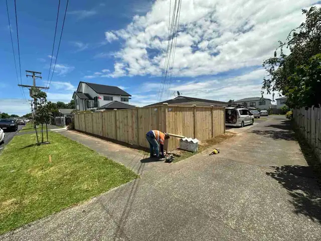 Timber fence build and installation, Auckland timber fence build and installation finished to a professional standard